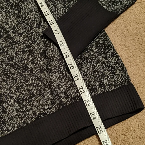 COPY - Lululemon Rest Less 1/2 Zip
in Black / White size 6 - Picture 6 of 8